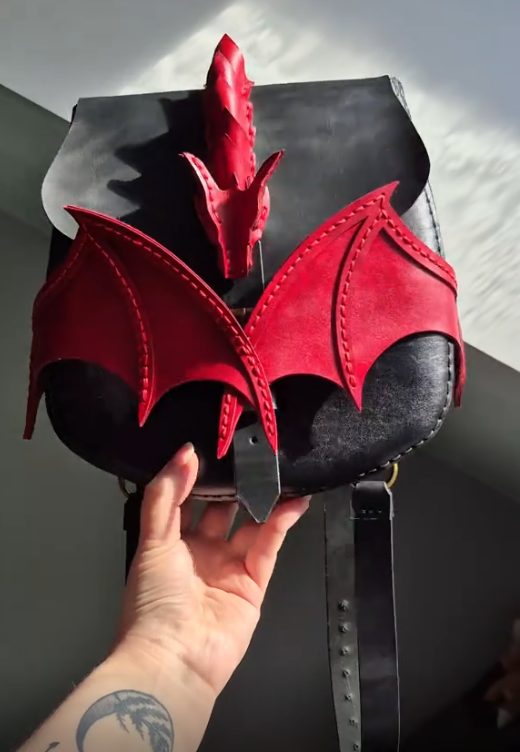 Dracelya™ – Pochette en Cuir Dragon Enchanté