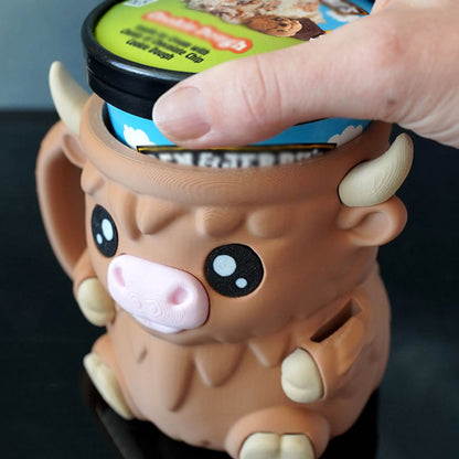 MooMelt™ – Le Support à Gobelet de Glace de la Petite Vache des Hautes Terres