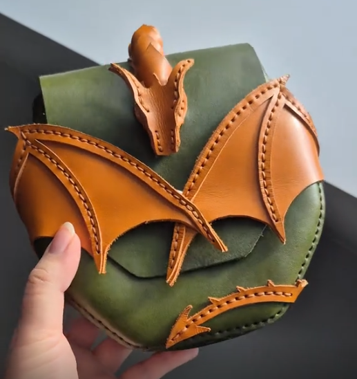 Dracelya™ – Pochette en Cuir Dragon Enchanté