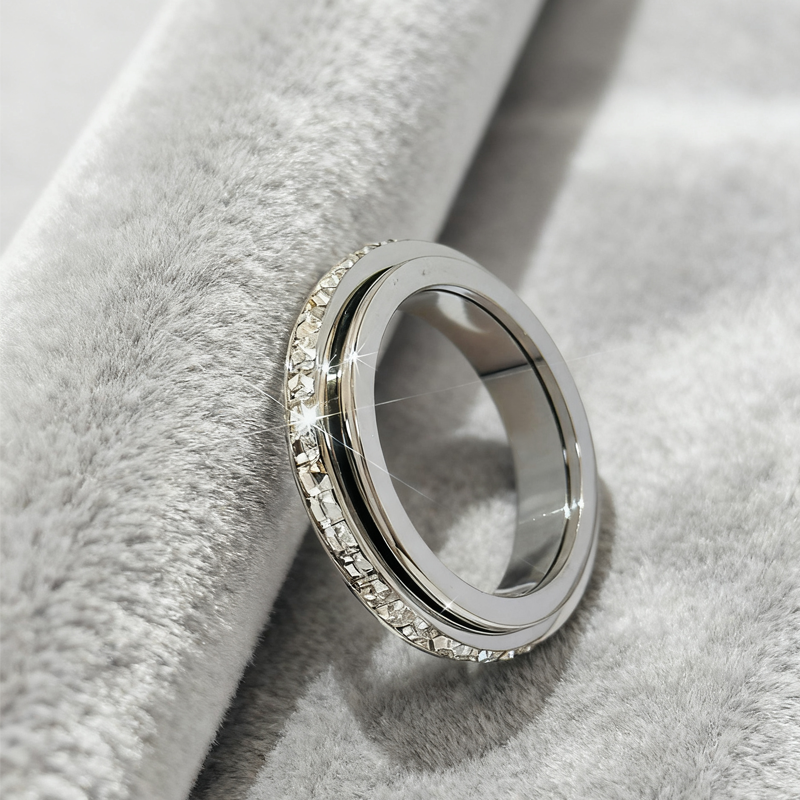 AureliaTurn™ – Bague en Zirconium Tournante de Luxe